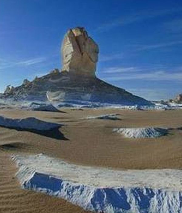 White Desert landscape with chalk rock formations, Egypt